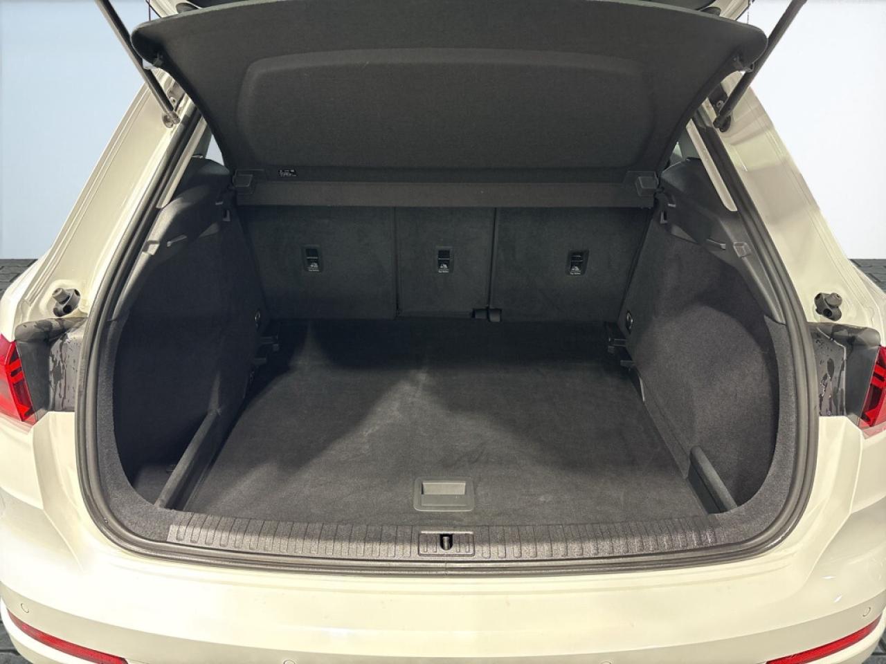 2020 Audi Q3 Komfort / Leather / Sunroof / Navi / Clean Carfax Photo