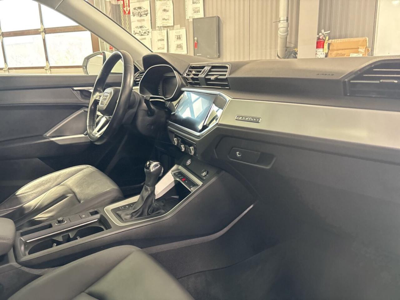 2020 Audi Q3 Komfort / Leather / Sunroof / Navi / Clean Carfax Photo