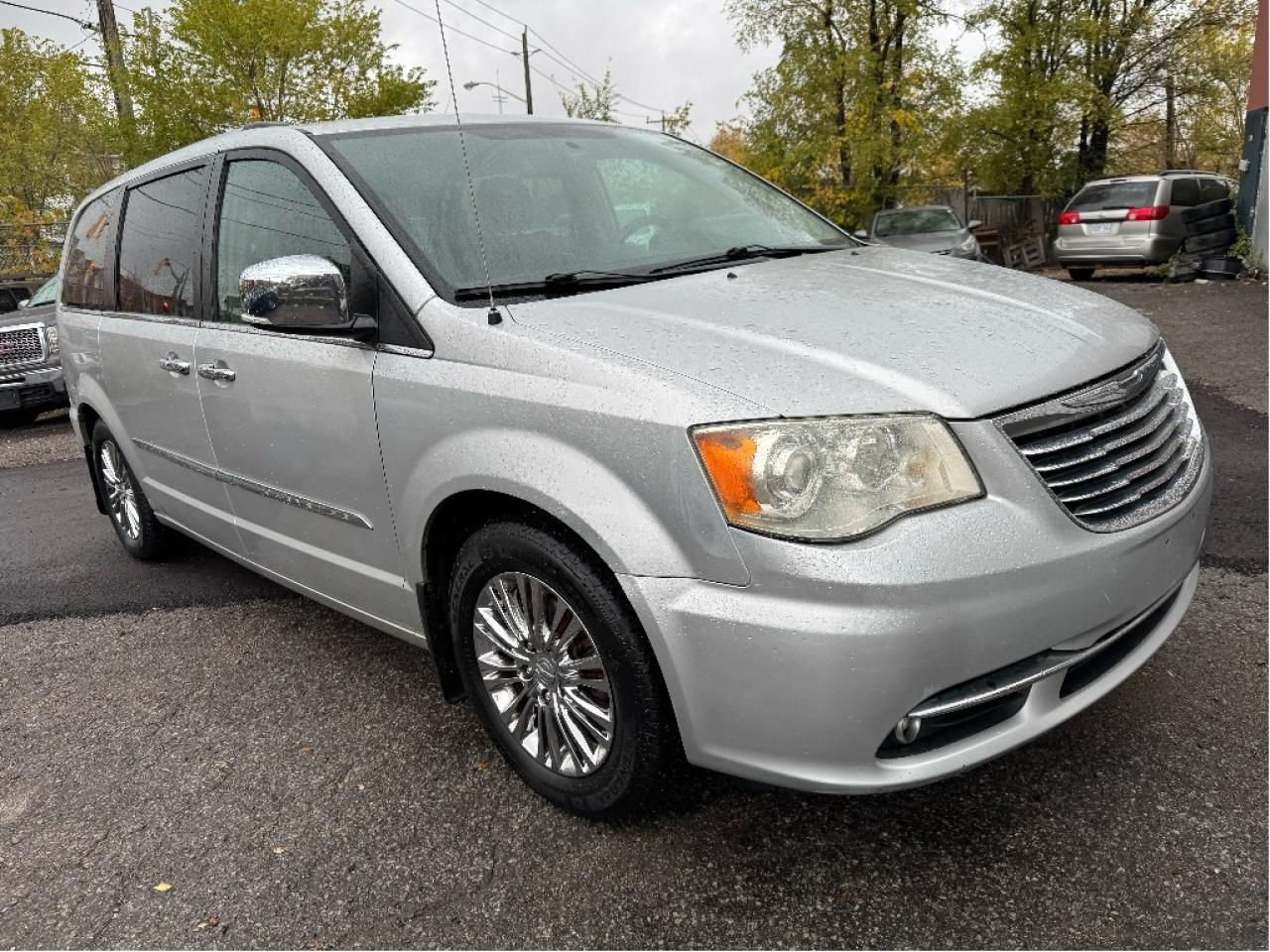 2011 Chrysler Town & Country Limited Photo