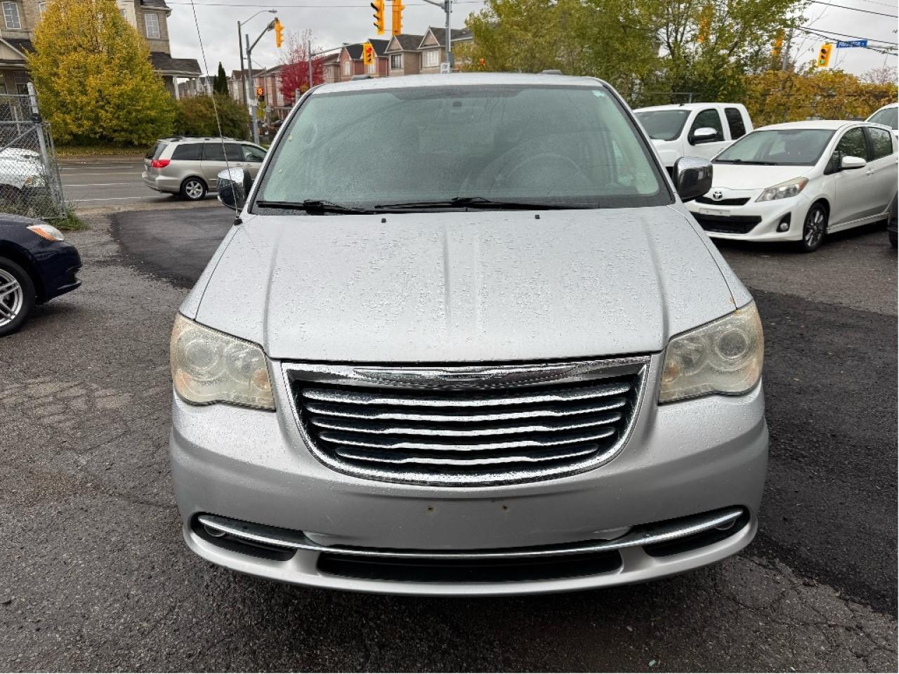 2011 Chrysler Town & Country Limited Photo0