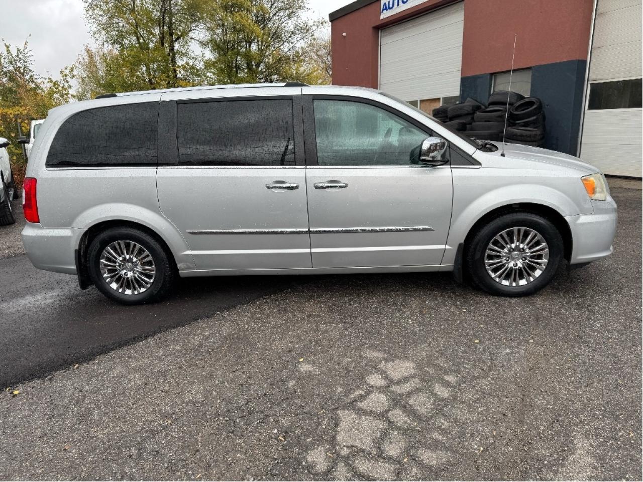 2011 Chrysler Town & Country Limited Photo4