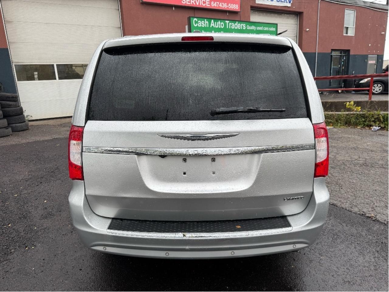 2011 Chrysler Town & Country Limited Photo