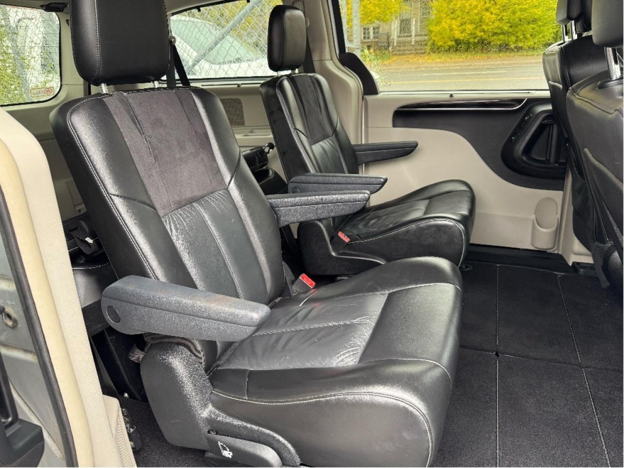 2011 Chrysler Town & Country Limited Photo