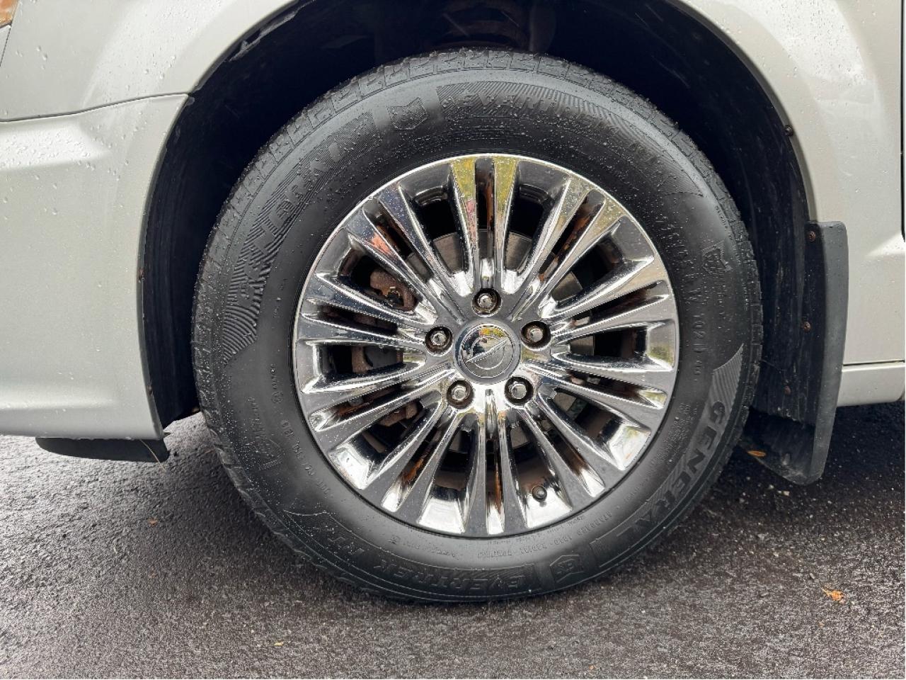 2011 Chrysler Town & Country Limited Photo