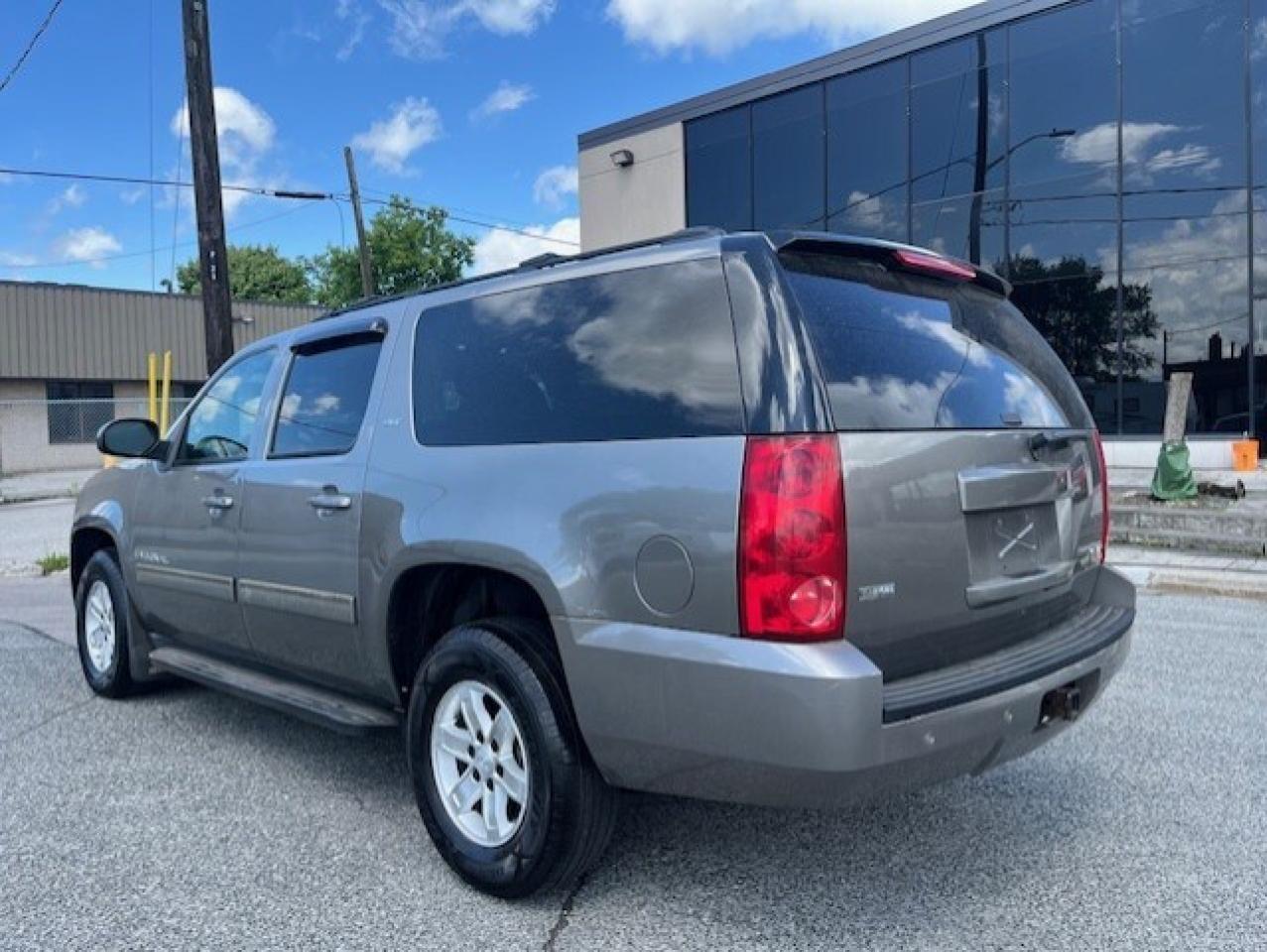 2009 GMC Yukon XL SLT 4X4 8 PASSENGER-LEATHER-ROOF-TV/DVD-NEW TIRES Photo2