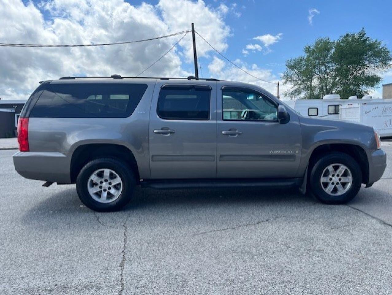 2009 GMC Yukon XL SLT 4X4 8 PASSENGER-LEATHER-ROOF-TV/DVD-NEW TIRES Photo