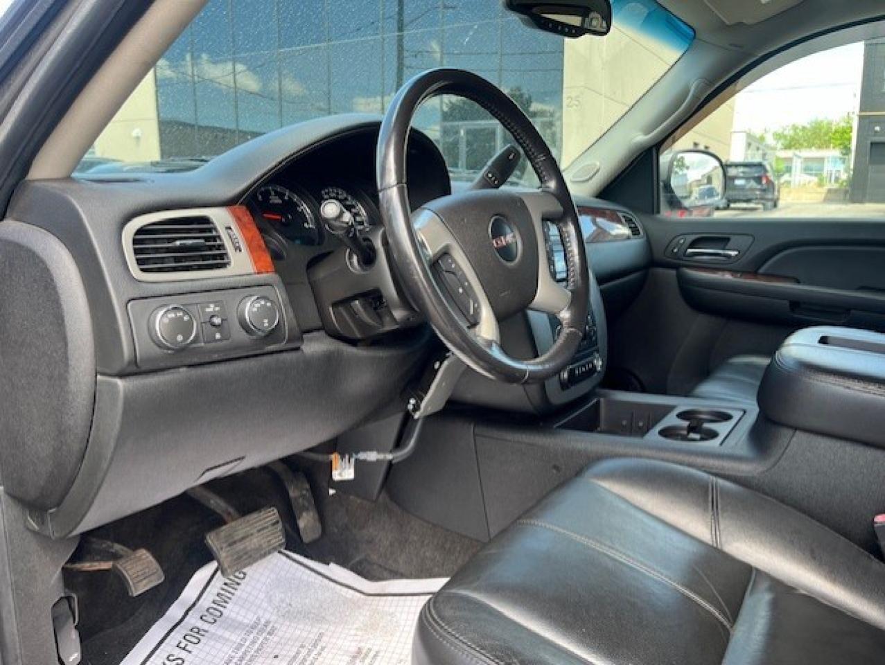 2009 GMC Yukon XL SLT 4X4 8 PASSENGER-LEATHER-ROOF-TV/DVD-NEW TIRES Photo