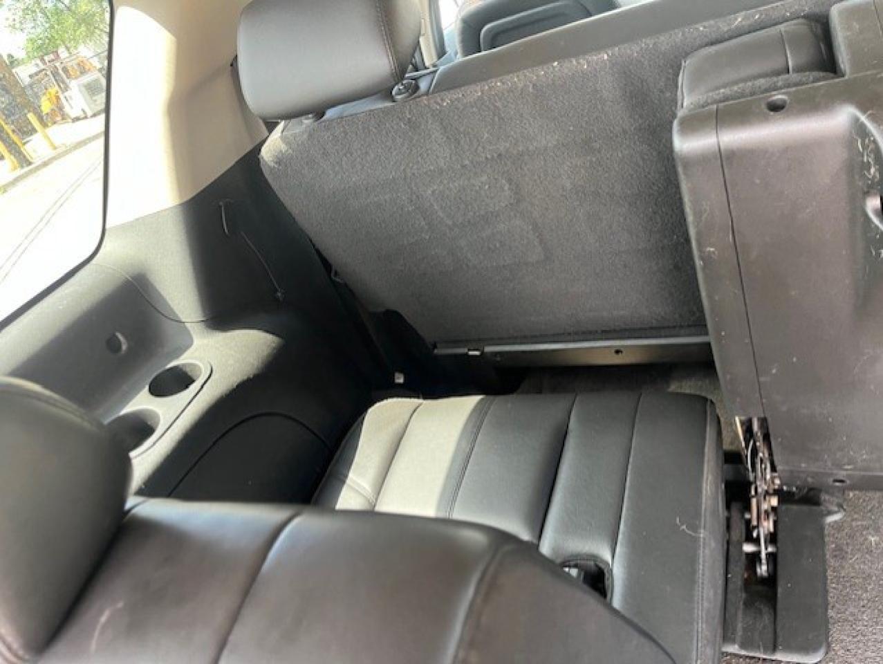 2009 GMC Yukon XL SLT 4X4 8 PASSENGER-LEATHER-ROOF-TV/DVD-NEW TIRES Photo