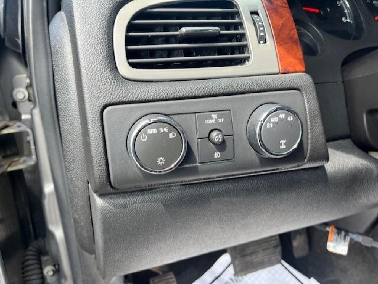 2009 GMC Yukon XL SLT 4X4 8 PASSENGER-LEATHER-ROOF-TV/DVD-NEW TIRES Photo