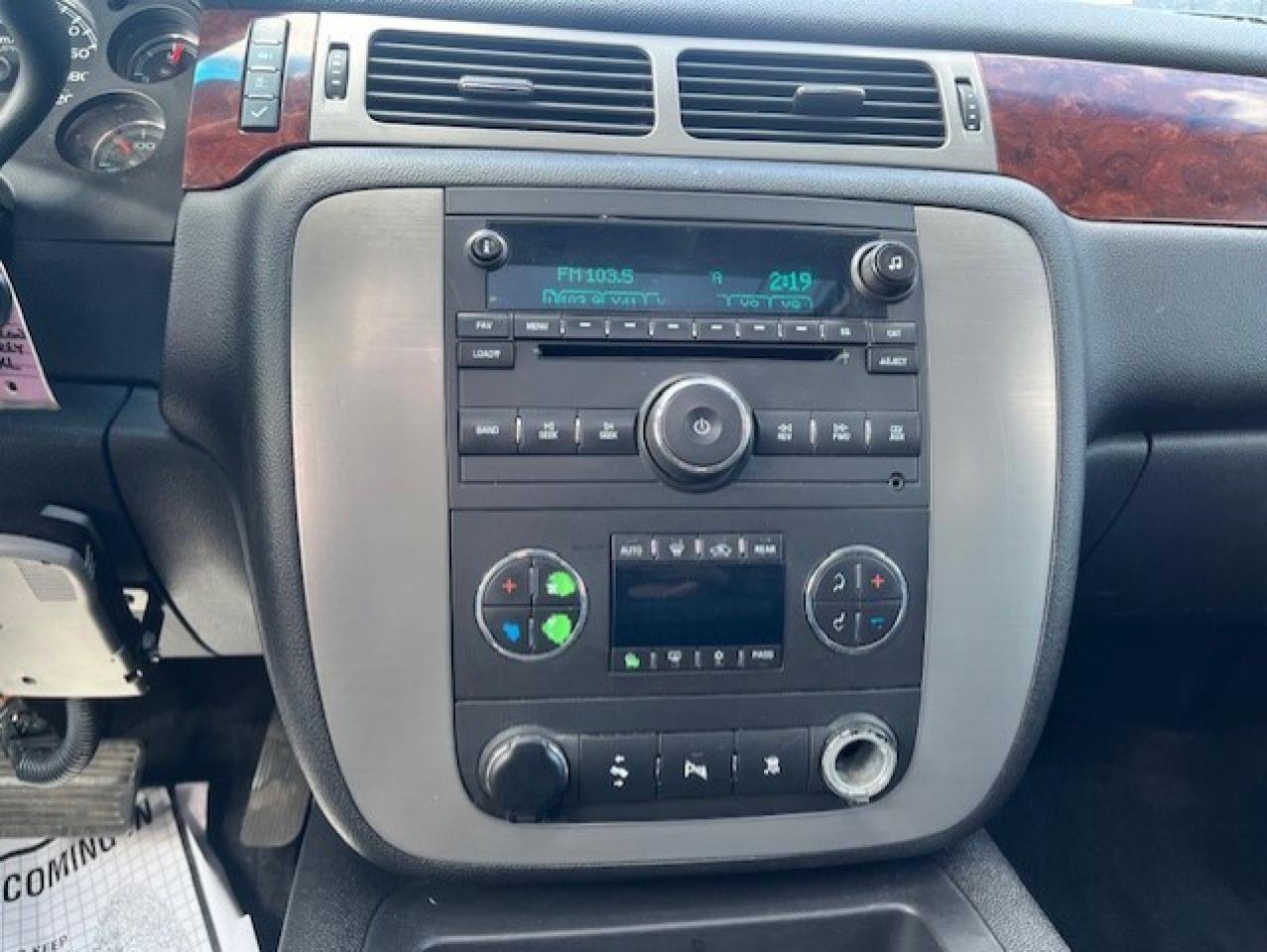 2009 GMC Yukon XL SLT 4X4 8 PASSENGER-LEATHER-ROOF-TV/DVD-NEW TIRES Photo