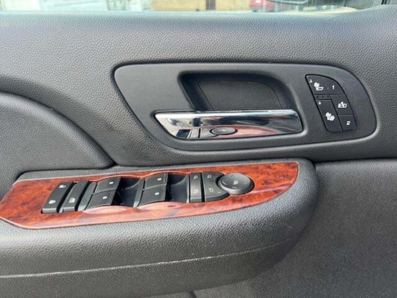 2009 GMC Yukon XL SLT 4X4 8 PASSENGER-LEATHER-ROOF-TV/DVD-NEW TIRES Photo