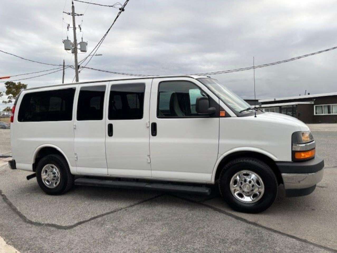 2018 Chevrolet Express Passenger 2500 LT **12PASSENGER-BACK UP CAMERA-ONLY 130KM** Photo