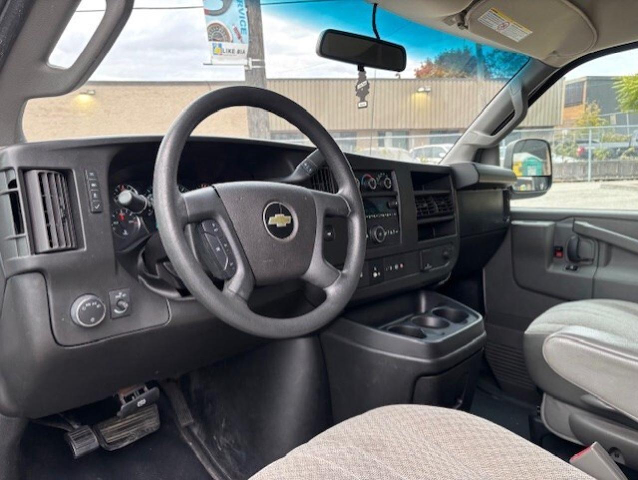 2018 Chevrolet Express Passenger 2500 LT **12PASSENGER-BACK UP CAMERA-ONLY 130KM** Photo