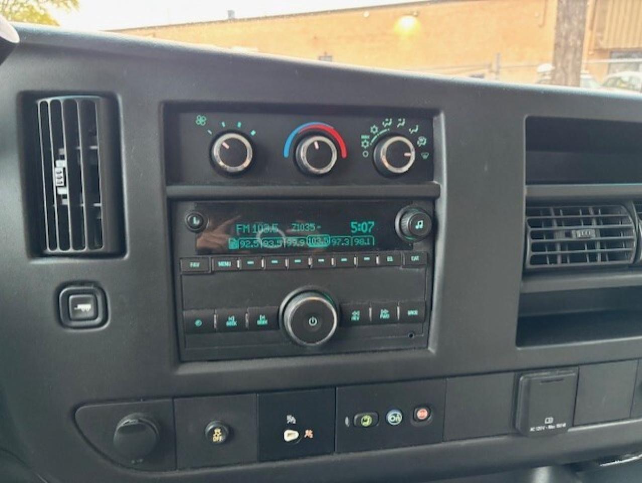 2018 Chevrolet Express Passenger 2500 LT **12PASSENGER-BACK UP CAMERA-ONLY 130KM** Photo