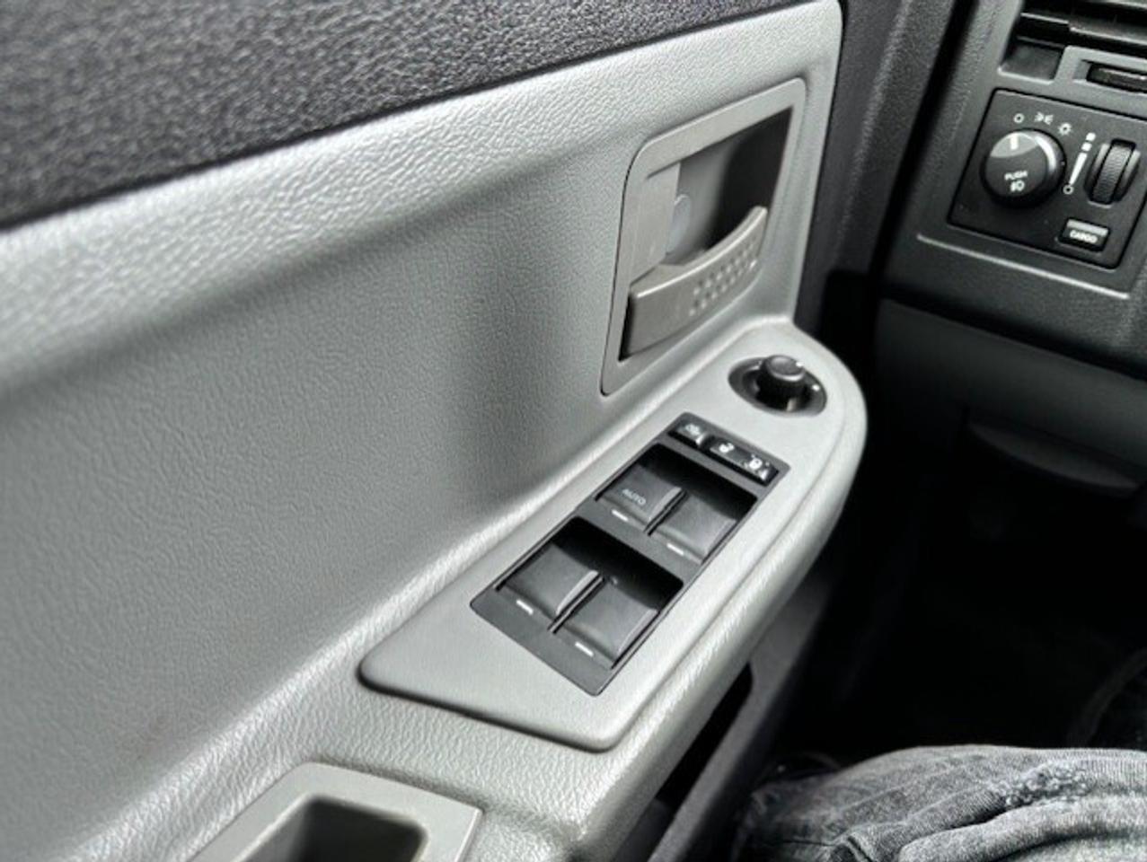 2011 RAM Dakota SXT 4WD CREW CAB 3.7L V6-TONNEAU COVER-NEW BRAKES Photo