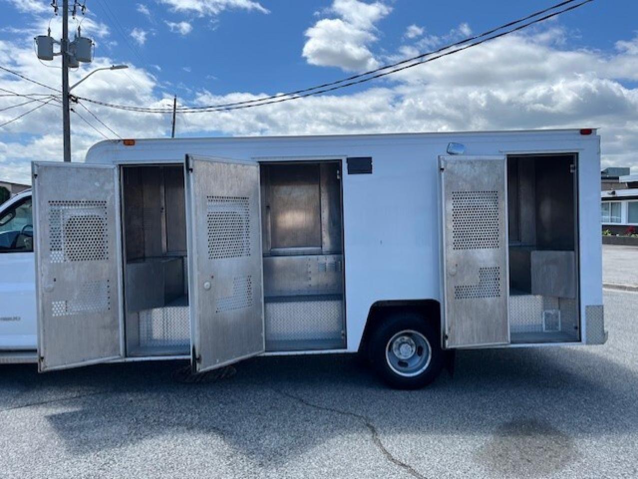 2016 GMC Savana 4500 **6.6L DURAMAX DIESEL-PADDY WAGON-1 OWNER** Photo2