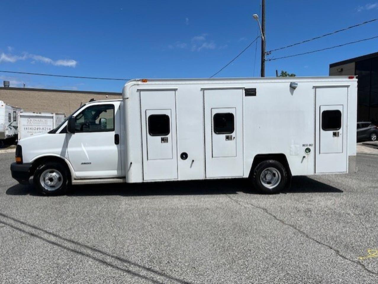 2016 GMC Savana 4500 **6.6L DURAMAX DIESEL-PADDY WAGON-1 OWNER** Photo