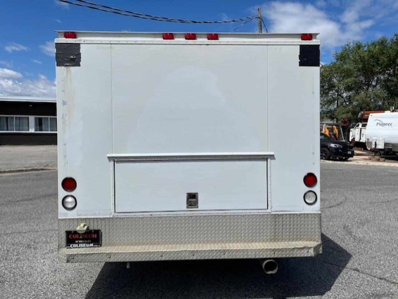 2016 GMC Savana 4500 **6.6L DURAMAX DIESEL-PADDY WAGON-1 OWNER** Photo4