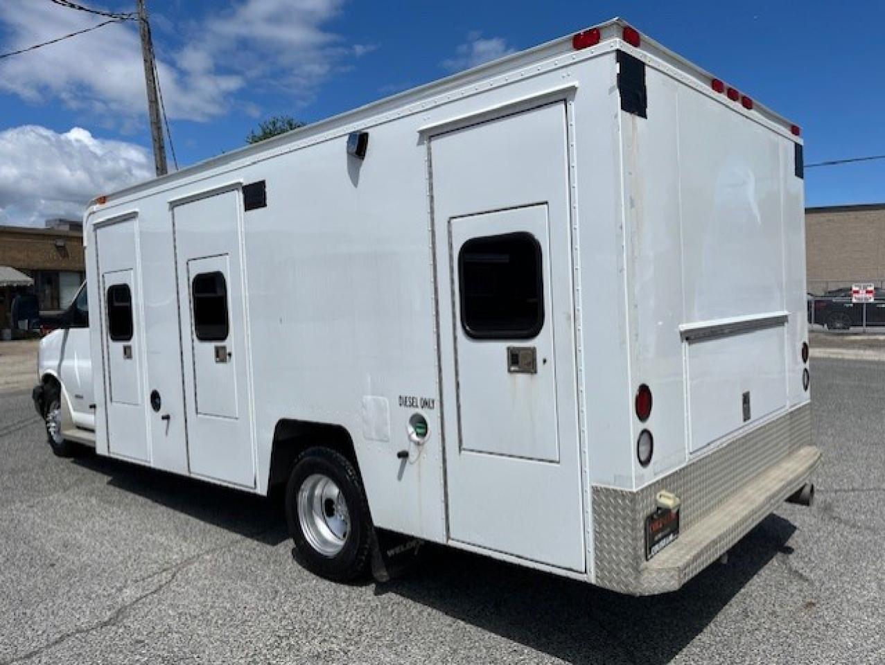 2016 GMC Savana 4500 **6.6L DURAMAX DIESEL-PADDY WAGON-1 OWNER** Photo3