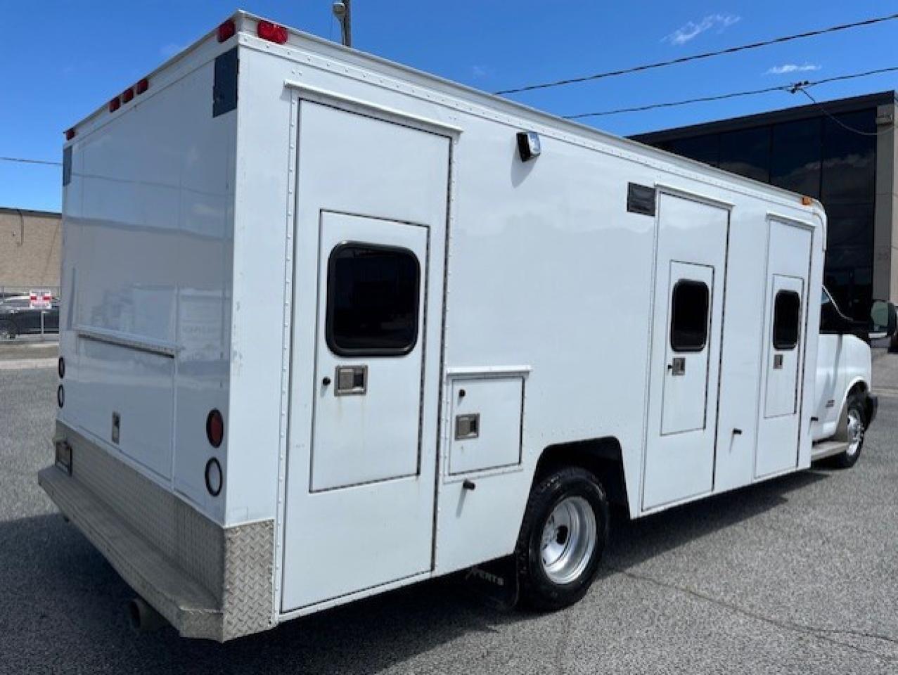 2016 GMC Savana 4500 **6.6L DURAMAX DIESEL-PADDY WAGON-1 OWNER** Photo