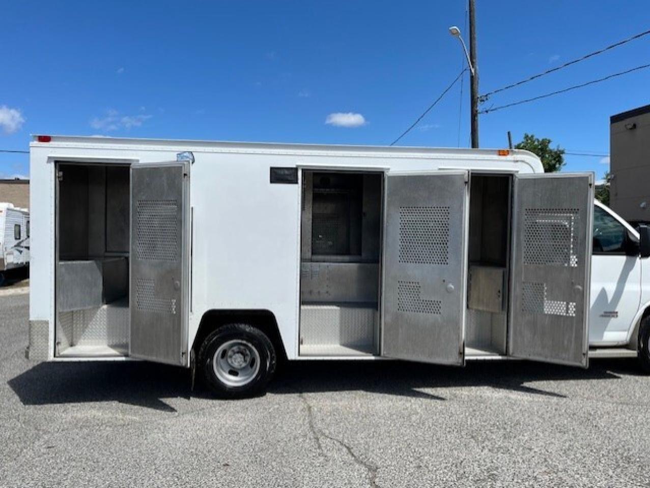 2016 GMC Savana 4500 **6.6L DURAMAX DIESEL-PADDY WAGON-1 OWNER** Photo