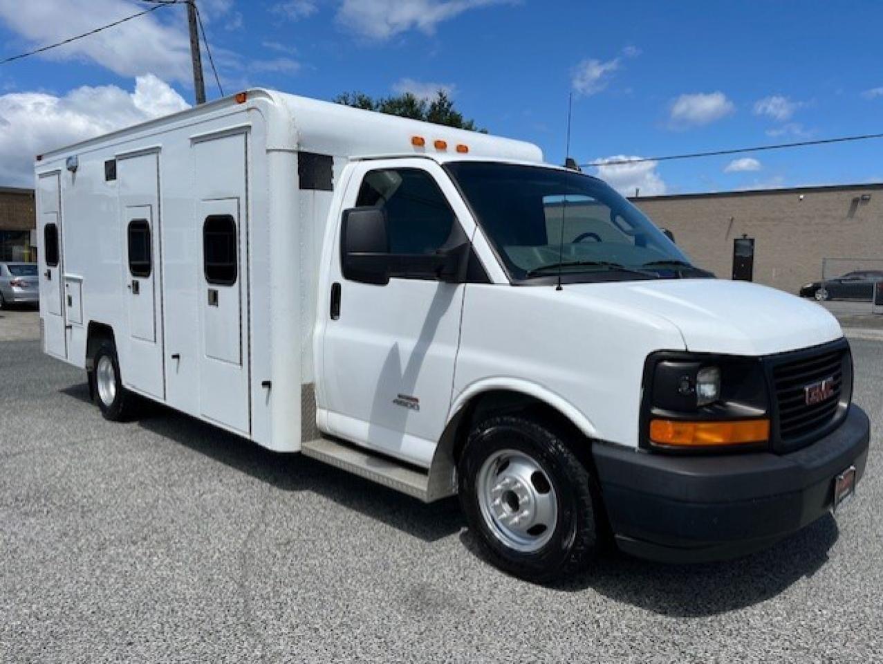 2016 GMC Savana 4500 **6.6L DURAMAX DIESEL-PADDY WAGON-1 OWNER** Photo