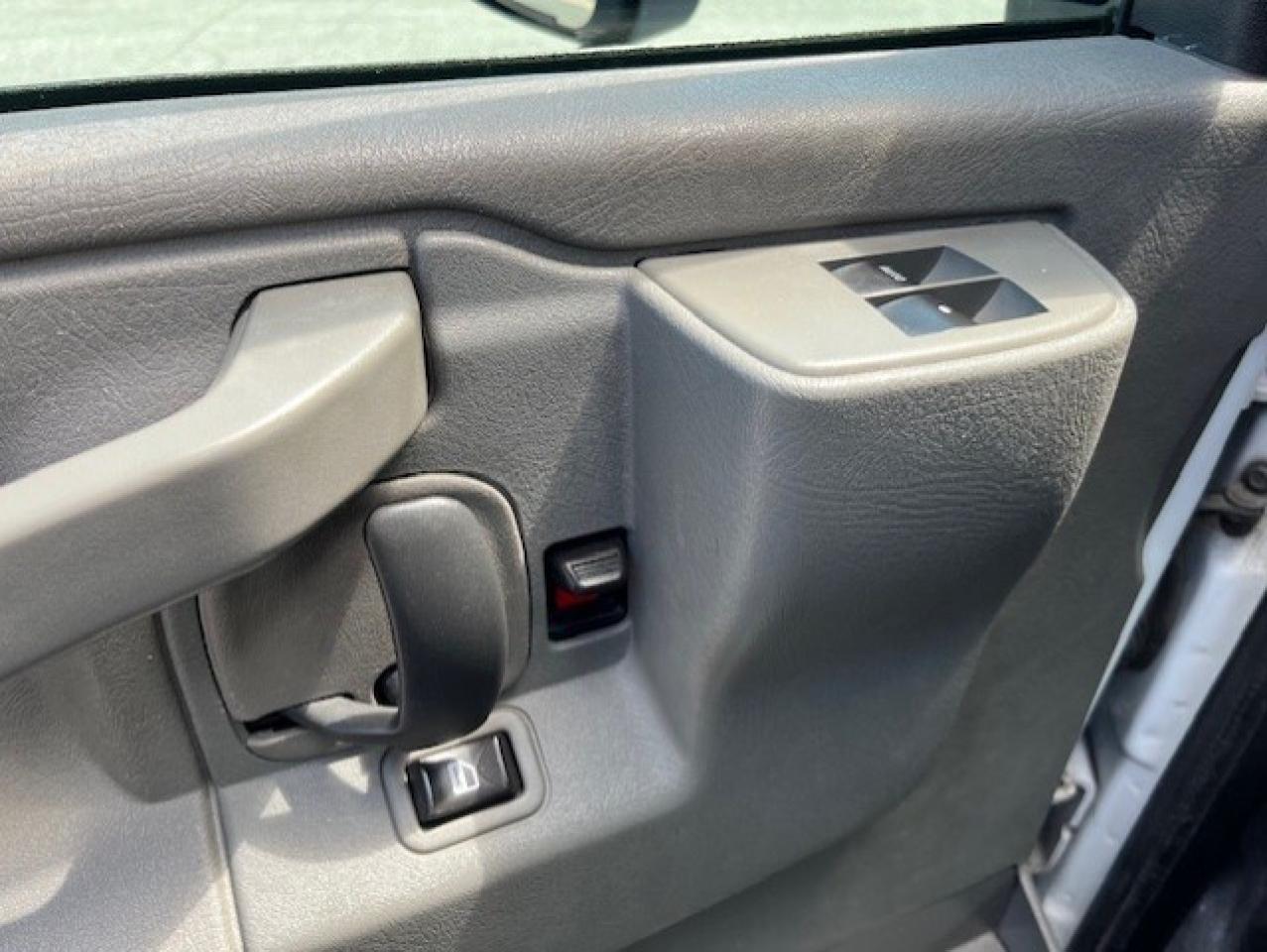 2016 GMC Savana 4500 **6.6L DURAMAX DIESEL-PADDY WAGON-1 OWNER** Photo