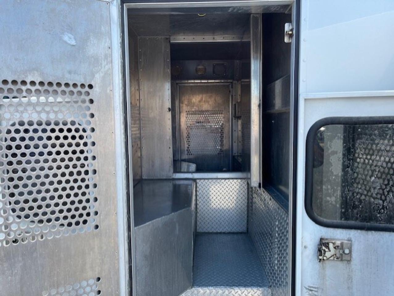 2016 GMC Savana 4500 **6.6L DURAMAX DIESEL-PADDY WAGON-1 OWNER** Photo