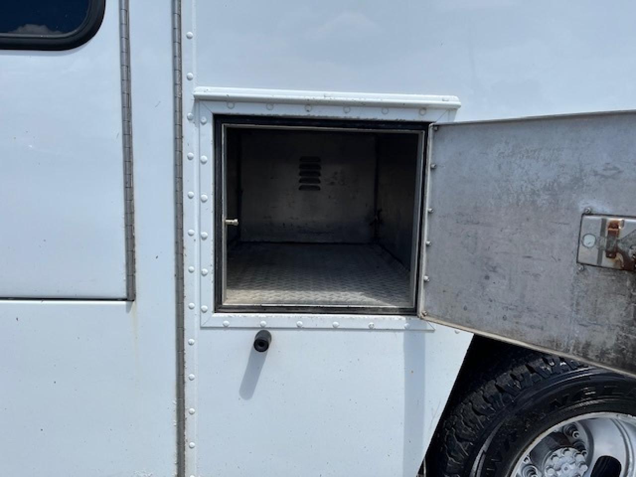 2016 GMC Savana 4500 **6.6L DURAMAX DIESEL-PADDY WAGON-1 OWNER** Photo