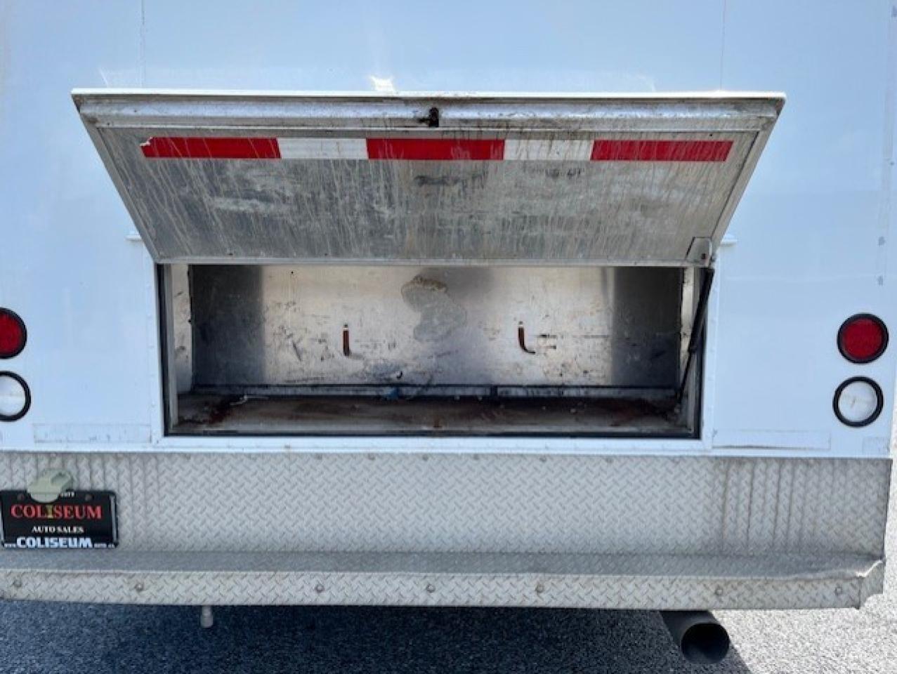 2016 GMC Savana 4500 **6.6L DURAMAX DIESEL-PADDY WAGON-1 OWNER** Photo