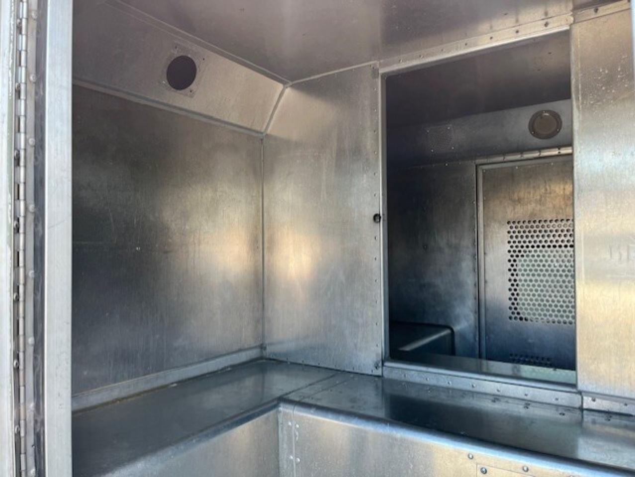 2016 GMC Savana 4500 **6.6L DURAMAX DIESEL-PADDY WAGON-1 OWNER** Photo