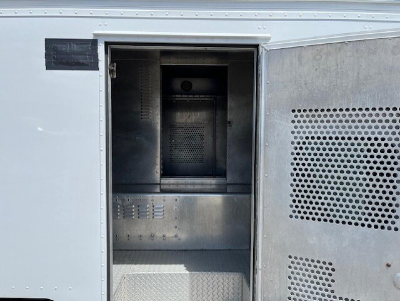 2016 GMC Savana 4500 **6.6L DURAMAX DIESEL-PADDY WAGON-1 OWNER** Photo