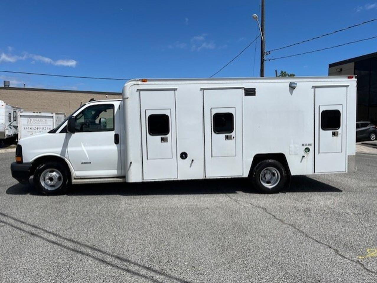 2016 GMC Savana 4500 **6.6L DURAMAX DIESEL-PADDY WAGON-1 OWNER** Photo