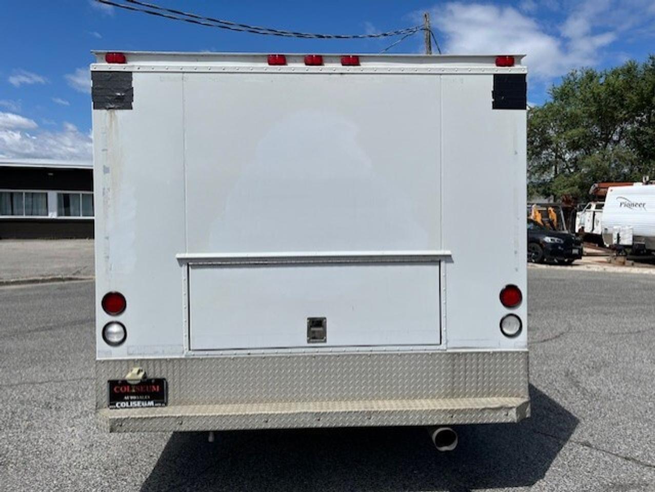 2016 GMC Savana 4500 **6.6L DURAMAX DIESEL-PADDY WAGON-1 OWNER** Photo