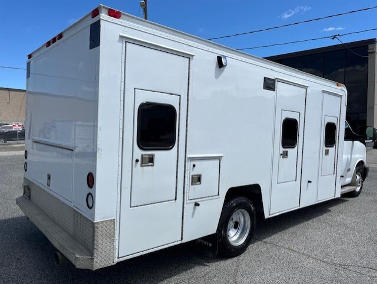 2016 GMC Savana 4500 **6.6L DURAMAX DIESEL-PADDY WAGON-1 OWNER** Photo