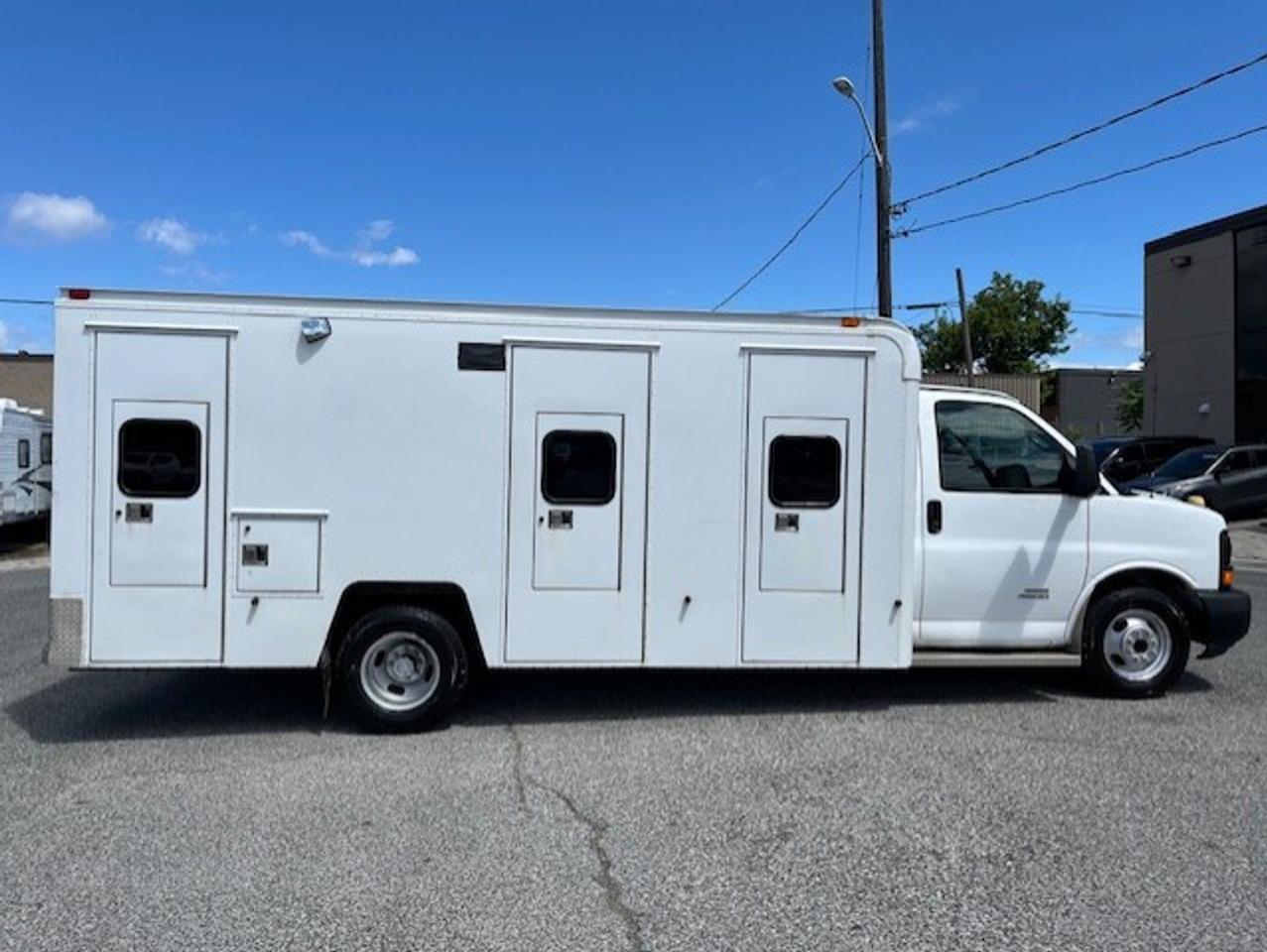 2016 GMC Savana 4500 **6.6L DURAMAX DIESEL-PADDY WAGON-1 OWNER** Photo
