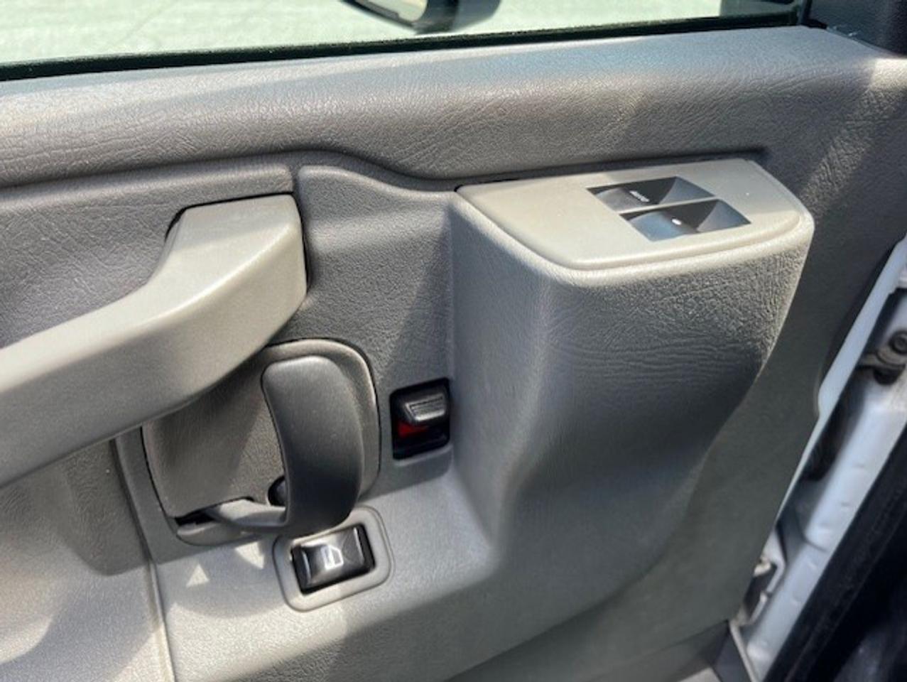 2016 GMC Savana 4500 **6.6L DURAMAX DIESEL-PADDY WAGON-1 OWNER** Photo