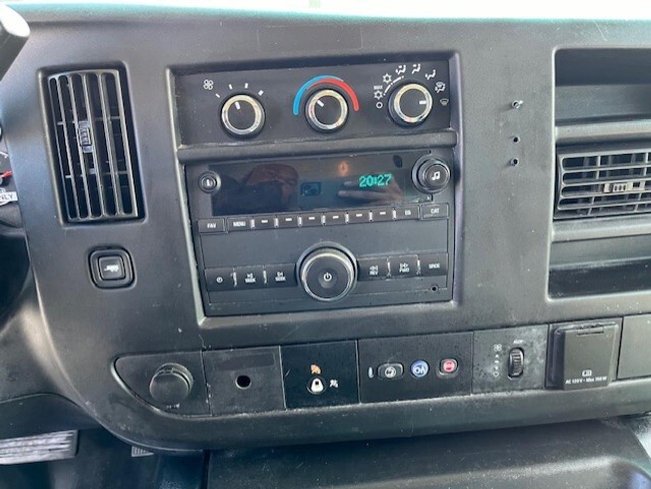 2016 GMC Savana 4500 **6.6L DURAMAX DIESEL-PADDY WAGON-1 OWNER** Photo