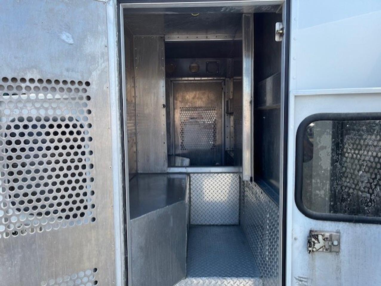 2016 GMC Savana 4500 **6.6L DURAMAX DIESEL-PADDY WAGON-1 OWNER** Photo