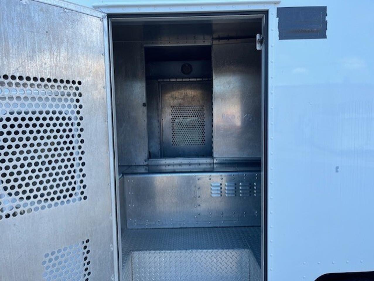 2016 GMC Savana 4500 **6.6L DURAMAX DIESEL-PADDY WAGON-1 OWNER** Photo