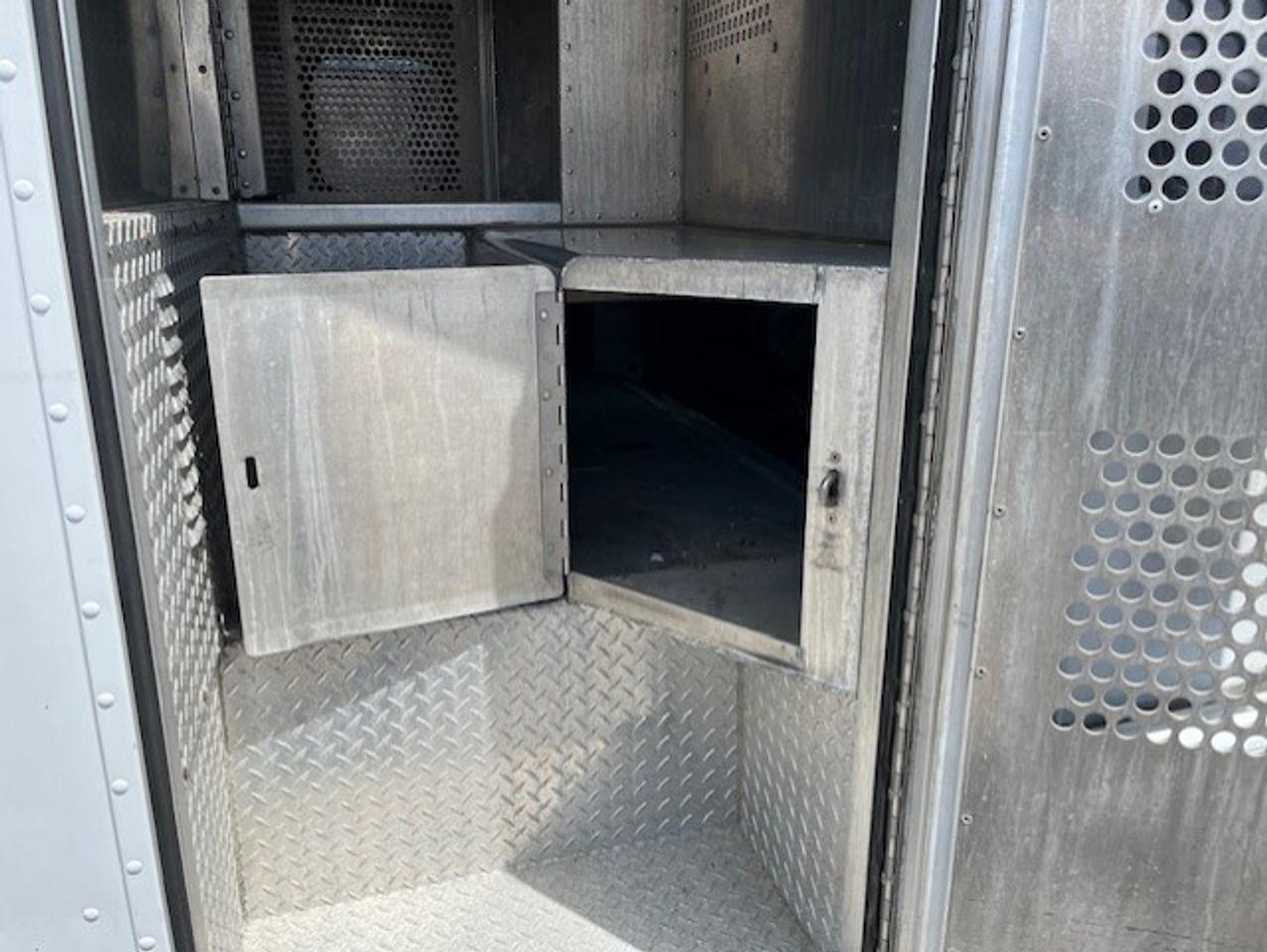 2016 GMC Savana 4500 **6.6L DURAMAX DIESEL-PADDY WAGON-1 OWNER** Photo