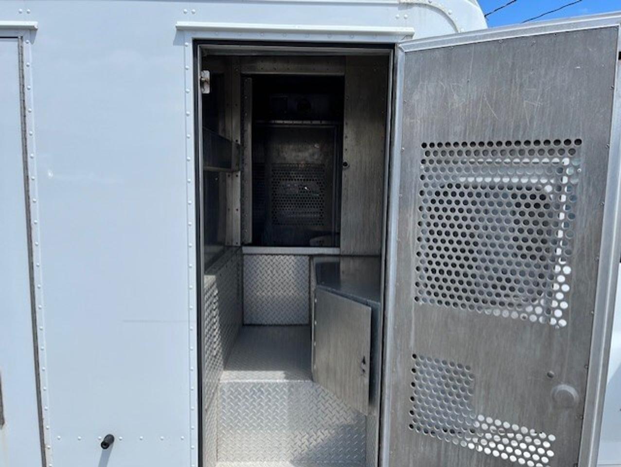 2016 GMC Savana 4500 **6.6L DURAMAX DIESEL-PADDY WAGON-1 OWNER** Photo