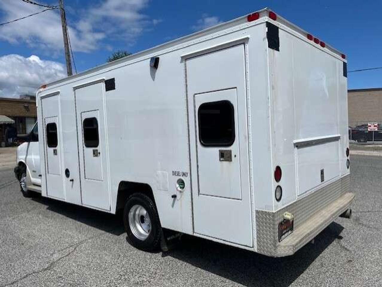 2016 GMC Savana 4500 **6.6L DURAMAX DIESEL-PADDY WAGON-1 OWNER** Photo