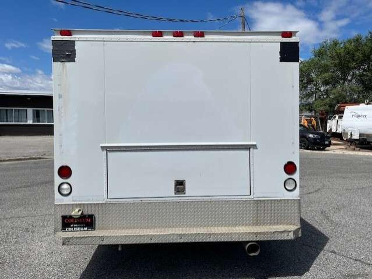 2016 GMC Savana 4500 **6.6L DURAMAX DIESEL-PADDY WAGON-1 OWNER** Photo