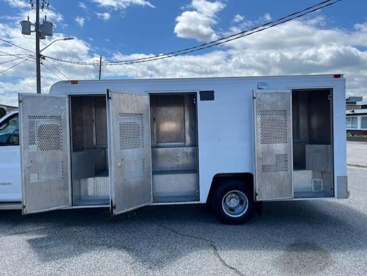2016 GMC Savana 4500 **6.6L DURAMAX DIESEL-PADDY WAGON-1 OWNER** Photo