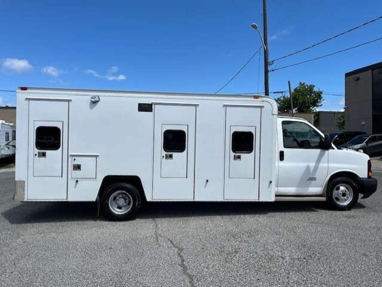 2016 GMC Savana 4500 **6.6L DURAMAX DIESEL-PADDY WAGON-1 OWNER** Photo