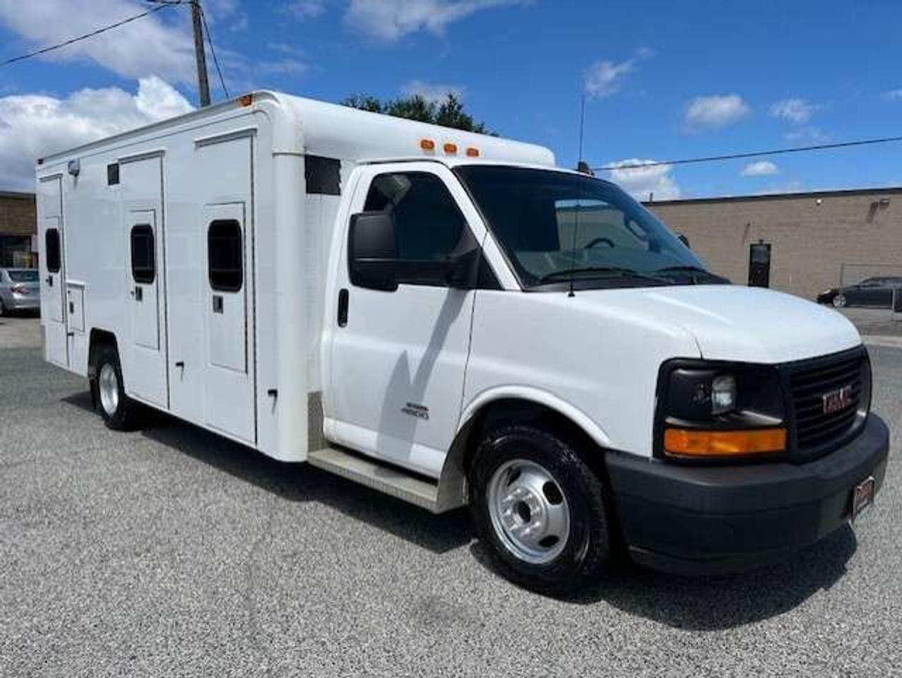2016 GMC Savana 4500 **6.6L DURAMAX DIESEL-PADDY WAGON-1 OWNER** Photo
