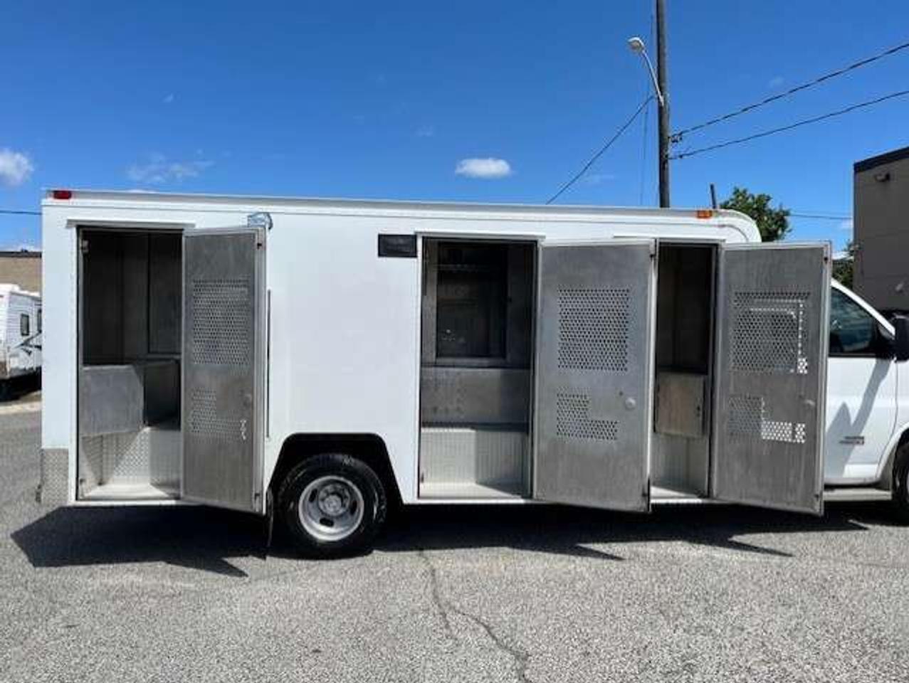 2016 GMC Savana 4500 **6.6L DURAMAX DIESEL-PADDY WAGON-1 OWNER** Photo