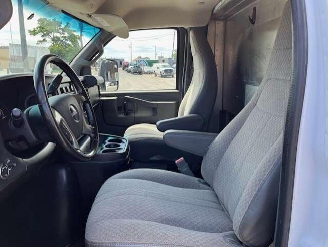 2016 GMC Savana 4500 **6.6L DURAMAX DIESEL-PADDY WAGON-1 OWNER** Photo
