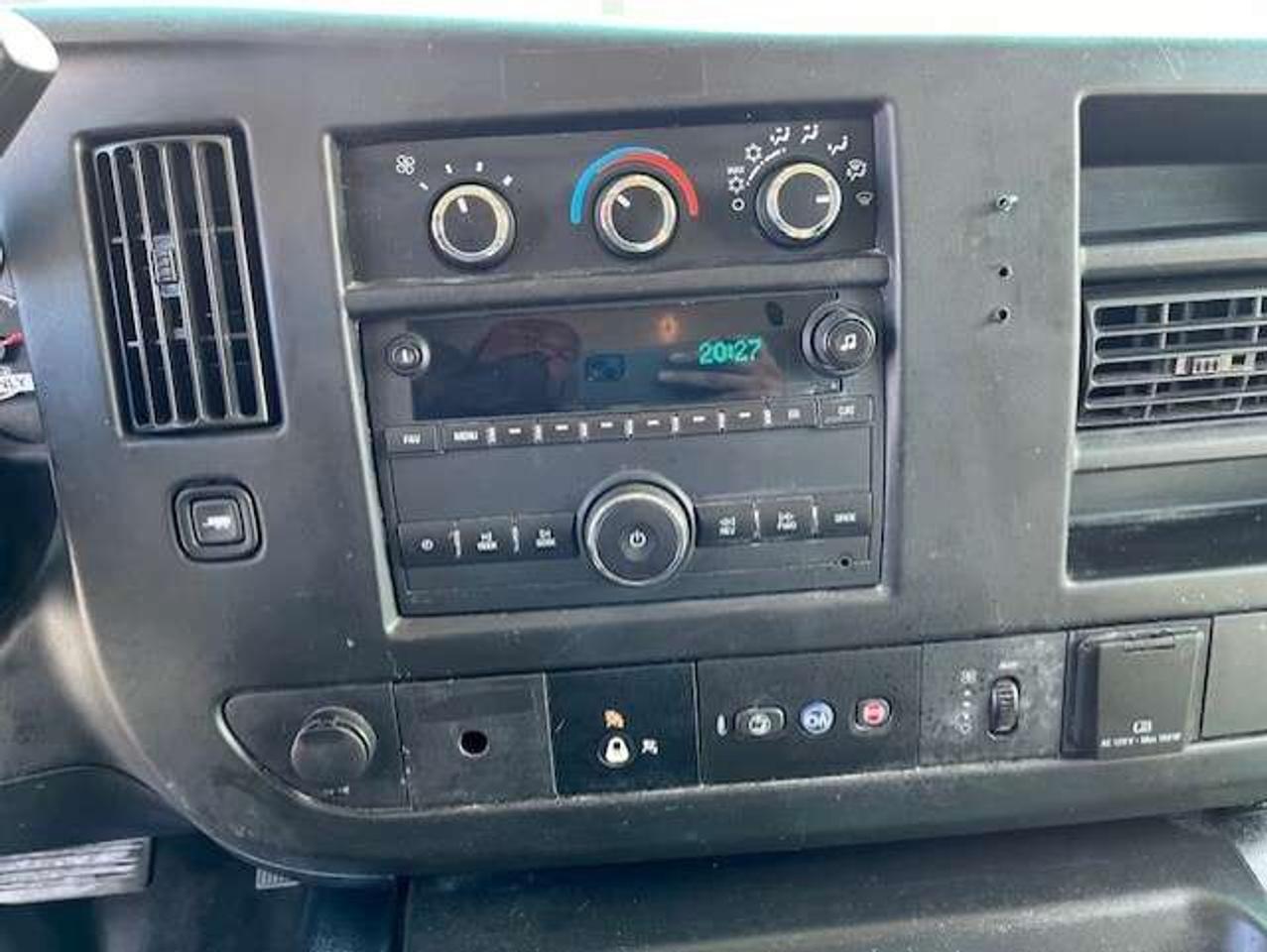 2016 GMC Savana 4500 **6.6L DURAMAX DIESEL-PADDY WAGON-1 OWNER** Photo